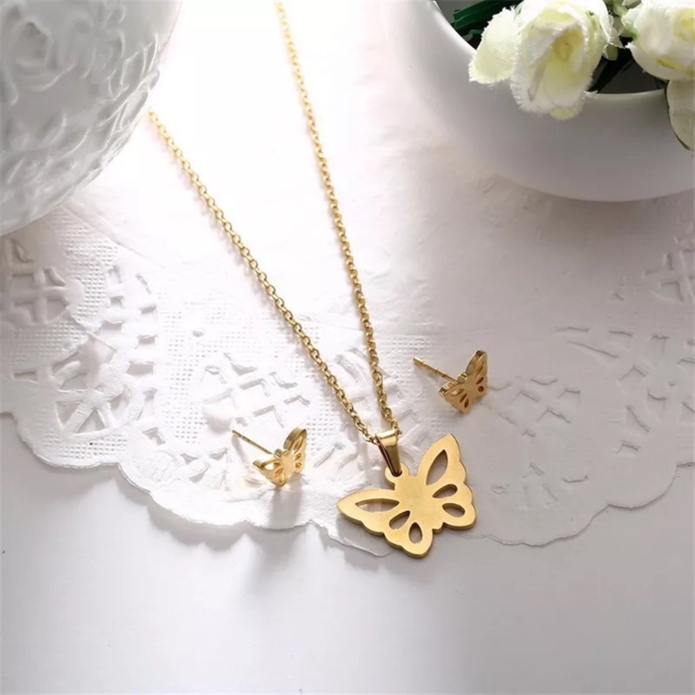 Necklace and earring sets